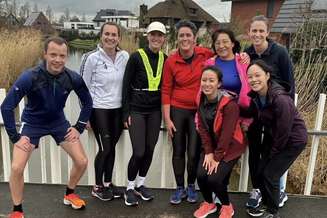 Groep sporters na een gezamenlijke training buiten